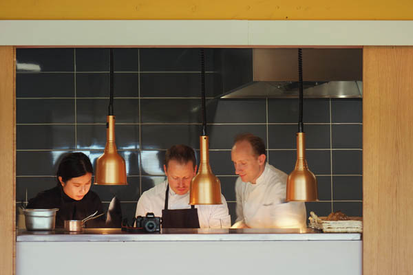 Cuisine ouverte de la Dune du Château de Sable – Philippe Brun et Julien Maltrait en cuisine